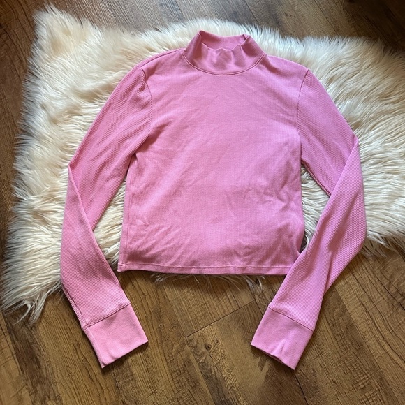 AMERICAN EAGLE Long Sleeve Cropped Hey Baby Mock Neck Tee In Pink - Picture 4 of 6